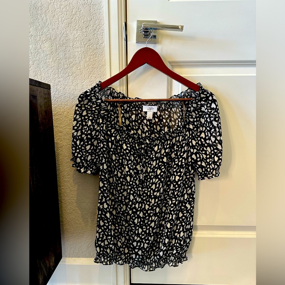 Ann Taylor Loft flowy short sleeved shirt XS.